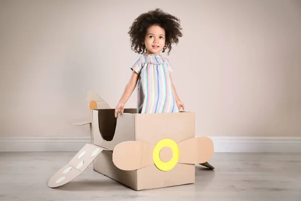 Mignon Enfant Afro Américain Jouant Avec Avion Carton Près Mur — Photo