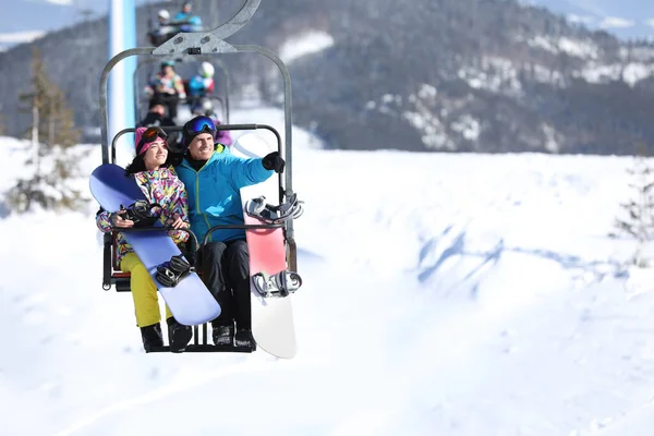 Mensen Met Stoeltjeslift Het Skigebied Ruimte Voor Tekst Wintervakantie — Stockfoto
