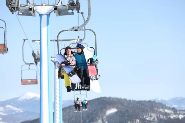 Personas Que Utilizan Telesilla Estación Esquí Montaña Vacaciones Invierno —  Fotos de Stock