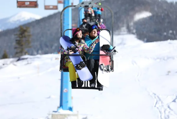 Personas Que Utilizan Telesilla Estación Esquí Montaña Vacaciones Invierno —  Fotos de Stock