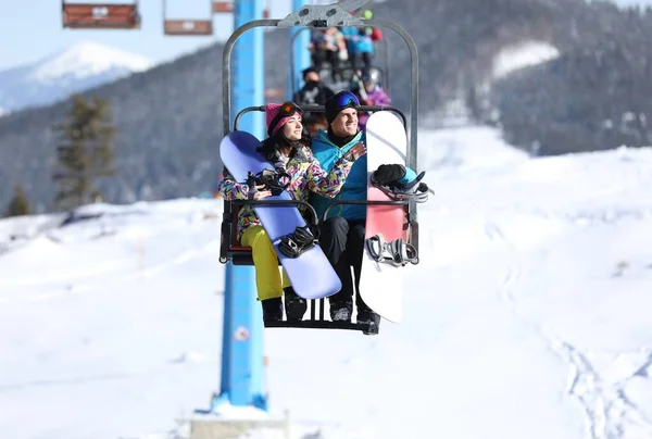 Mensen Die Gebruik Maken Van Stoeltjeslift Het Skigebied Wintervakantie — Stockfoto