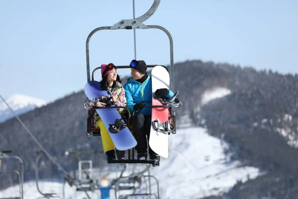 Personas Que Utilizan Telesilla Estación Esquí Montaña Vacaciones Invierno —  Fotos de Stock