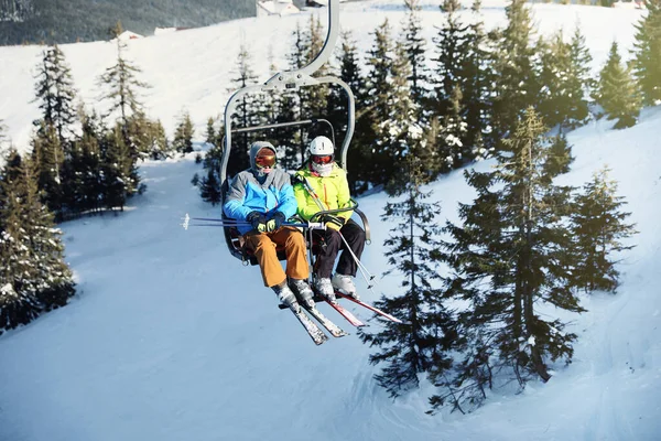 Mensen Die Gebruik Maken Van Stoeltjeslift Het Skigebied Wintervakantie — Stockfoto