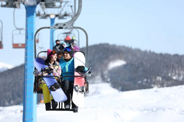 Mensen Met Stoeltjeslift Het Skigebied Ruimte Voor Tekst Wintervakantie — Stockfoto