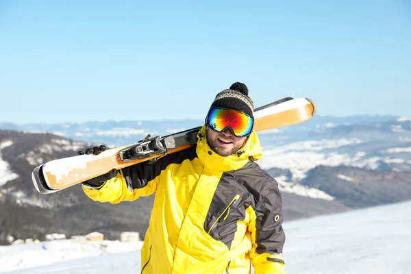 Homem Feliz Com Equipamento Esqui Nas Montanhas Férias Inverno — Fotografia de Stock