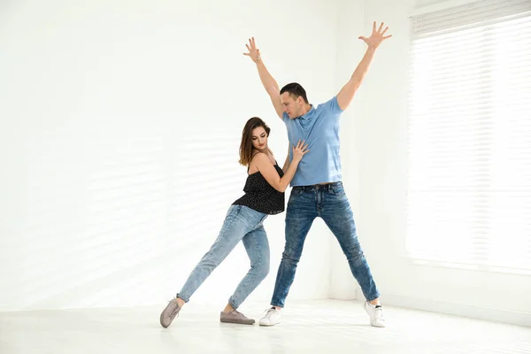 Hermosa Pareja Joven Bailando Estudio Vacío — Foto de Stock