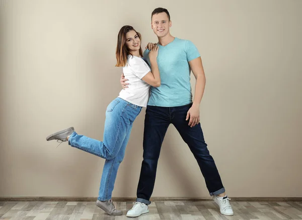 Feliz Joven Pareja Bailando Cerca Pared Beige —  Fotos de Stock