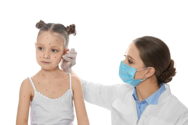 Lekarz Badający Małą Dziewczynkę Ospą Wietrzną Białym Tle Wirus Półpaśca — Zdjęcie stockowe
