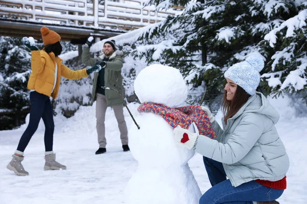Ευτυχισμένοι Φίλοι Κάνουν Χιονάνθρωπο Έξω Χειμερινές Διακοπές — Φωτογραφία Αρχείου