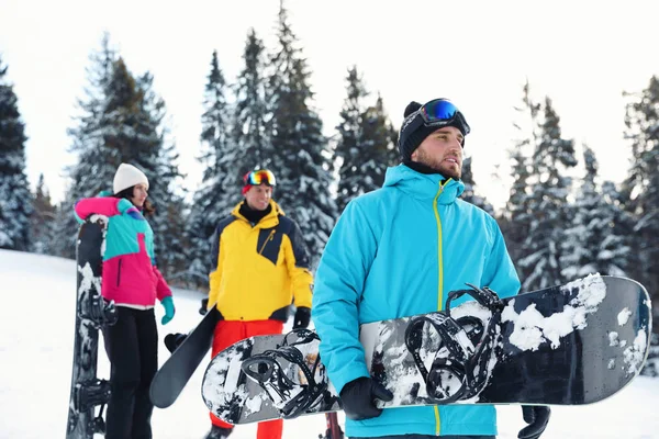 Giovane Snowboarder Con Gli Amici Sulle Montagne Innevate Vacanze Invernali — Foto Stock
