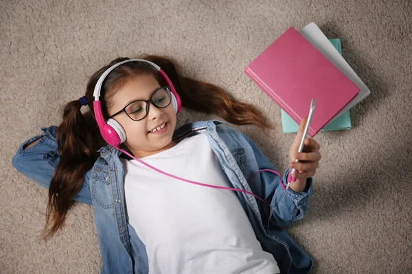 Cute Little Girl Słuchanie Audiobook Podłodze Widok Góry — Zdjęcie stockowe