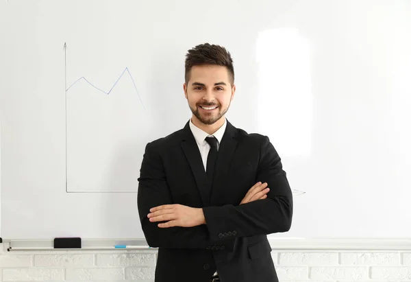 Professioneller Business Trainer Der Nähe Von Whiteboard Büro — Stockfoto