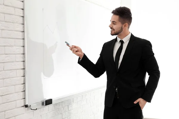 Pelatih Bisnis Profesional Dekat Papan Tulis Kantor — Stok Foto