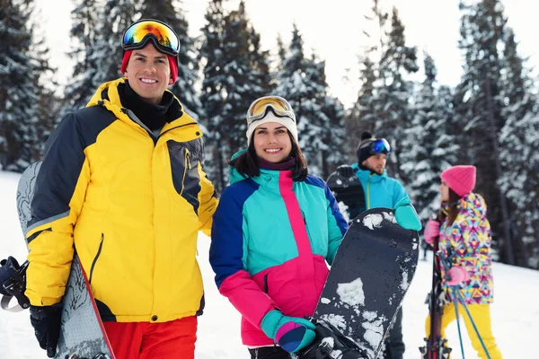 Casal Feliz Com Equipamento Estação Esqui Férias Inverno — Fotografia de Stock