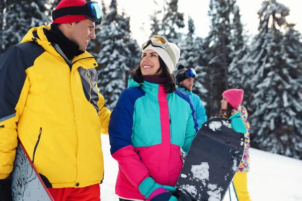 Joyeux Couple Avec Équipement Station Ski Vacances Hiver — Photo