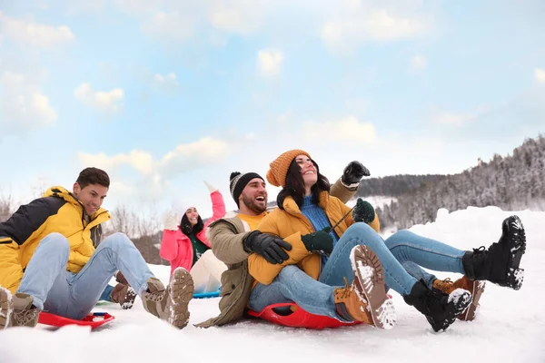 Grupo Amigos Que Divierten Trineo Nieve Vacaciones Invierno — Foto de Stock