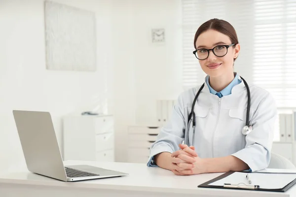 Porträtt Ung Kvinnlig Läkare Vit Rock Arbetsplatsen — Stockfoto