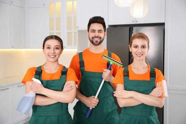 Team Van Professionele Conciërges Keuken Schoonmaakdiensten — Stockfoto