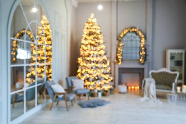 Şenlikli iç mekan, şık mobilyalar ve güzel Noel ağacı, bulanık manzara.