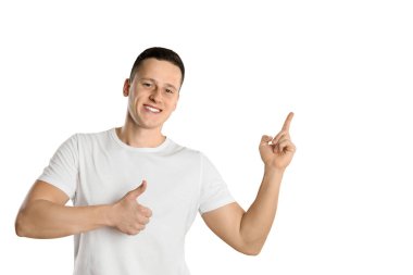 Beyaz tuğla duvarın yanındaki yakışıklı genç adam.