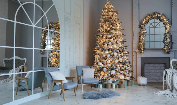 Interior Quarto Festivo Com Mobiliário Elegante Bela Árvore Natal — Fotografia de Stock