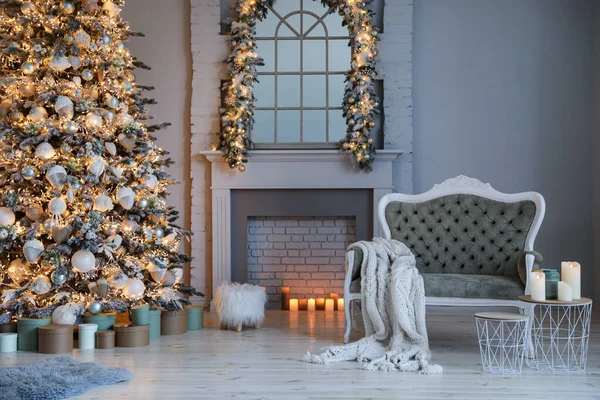 Feestelijke Kamer Interieur Met Stijlvol Meubilair Mooie Kerstboom — Stockfoto