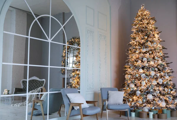 Feestelijke Kamer Interieur Met Stijlvol Meubilair Mooie Kerstboom — Stockfoto