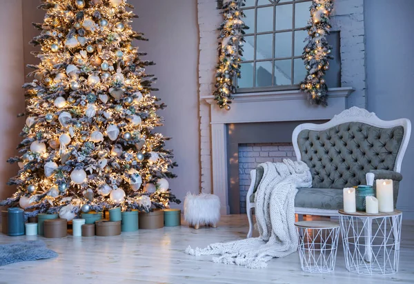 Feestelijke Kamer Interieur Met Stijlvol Meubilair Mooie Kerstboom — Stockfoto