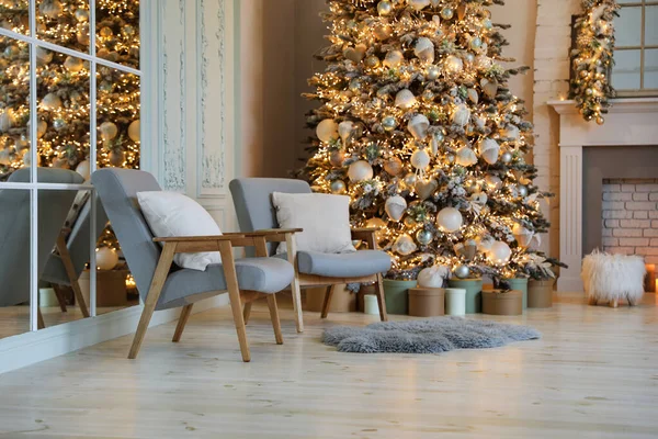 Intérieur Chambre Festive Avec Mobilier Élégant Beau Sapin Noël — Photo