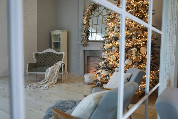 Feestelijke Kamer Interieur Met Stijlvol Meubilair Mooie Kerstboom Uitzicht Door — Stockfoto