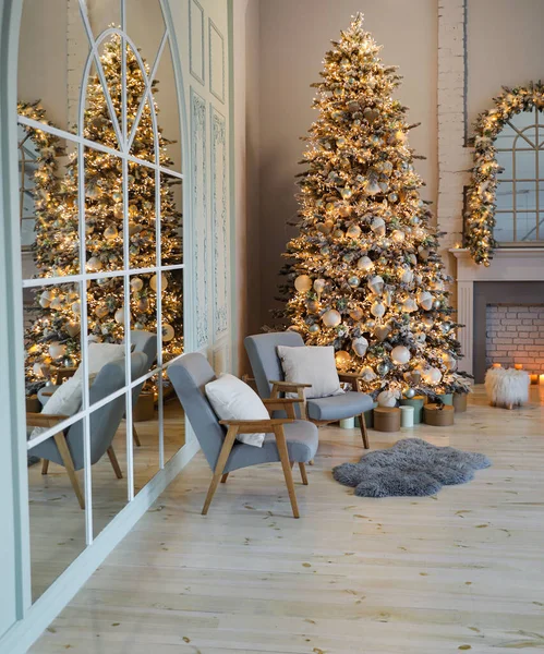 Interior Quarto Festivo Com Mobiliário Elegante Bela Árvore Natal — Fotografia de Stock