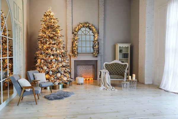 Feestelijke Kamer Interieur Met Stijlvol Meubilair Mooie Kerstboom — Stockfoto