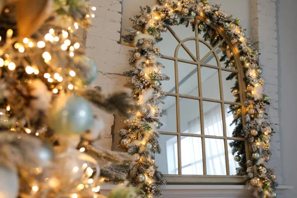 Interior Quarto Festivo Com Bela Árvore Natal Foco Janela — Fotografia de Stock