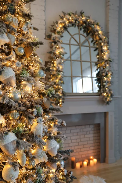 Vista Perto Bela Árvore Natal Decorada Sala Estar — Fotografia de Stock