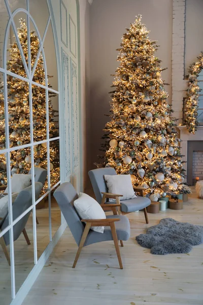 Feestelijke Kamer Interieur Met Stijlvol Meubilair Mooie Kerstboom — Stockfoto