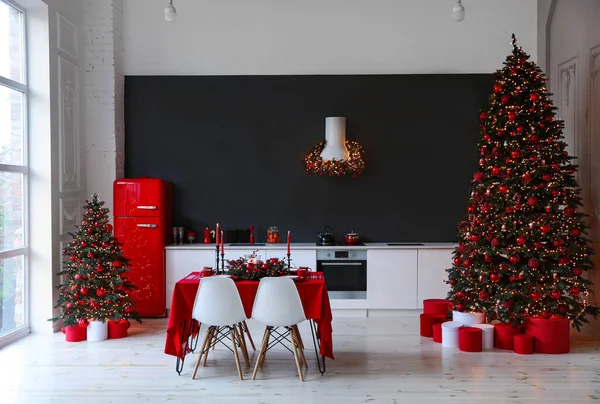 Interior Cozinha Elegante Com Mesa Festiva Árvores Natal Decoradas — Fotografia de Stock