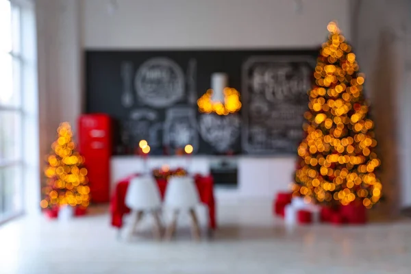 Stijlvol Keukeninterieur Met Feestelijke Tafel Versierde Kerstbomen Wazig Uitzicht — Stockfoto