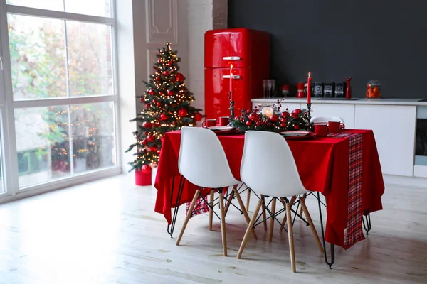 Stijlvol Keukeninterieur Met Feestelijke Tafel Versierde Kerstboom — Stockfoto