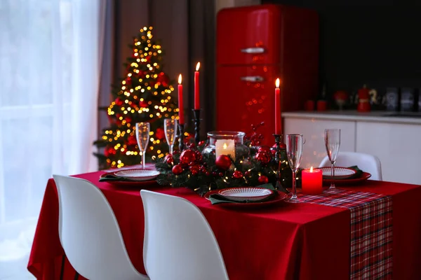 식탁은 축제를 식사와 내부에 크리스마스 트리로 — 스톡 사진