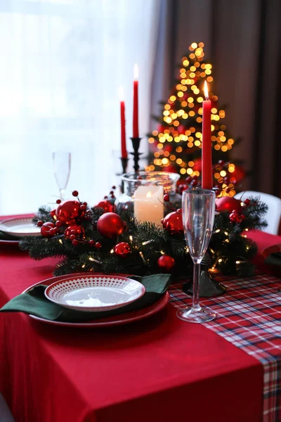 Mesa Servida Para Jantar Festivo Árvore Natal Borrada Interior Quarto — Fotografia de Stock