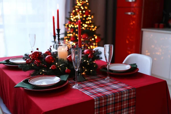 Mesa Servida Para Cena Festiva Árbol Navidad Elegante Interior Cocina — Foto de Stock