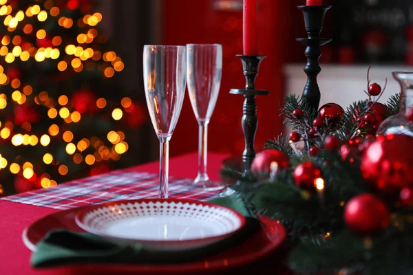Mesa Servida Para Jantar Festivo Árvore Natal Borrada Elegante Cozinha — Fotografia de Stock