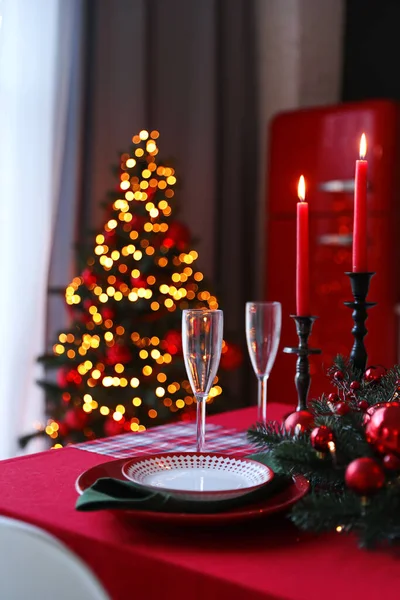 Tafel Geserveerd Voor Feestelijk Diner Kerstboom Stijlvol Keukeninterieur — Stockfoto