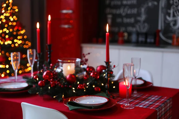 Mesa Servida Para Jantar Festivo Árvore Natal Interior Cozinha Elegante — Fotografia de Stock