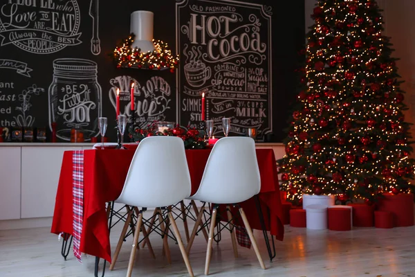 Interior Cozinha Elegante Com Mesa Festiva Árvore Natal Decorada — Fotografia de Stock