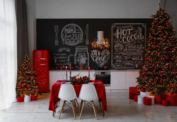 Stijlvol Keukeninterieur Met Feestelijke Tafel Versierde Kerstboom — Stockfoto