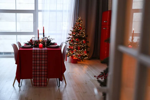 Stijlvol Keukeninterieur Met Feestelijke Tafel Versierde Kerstboom — Stockfoto