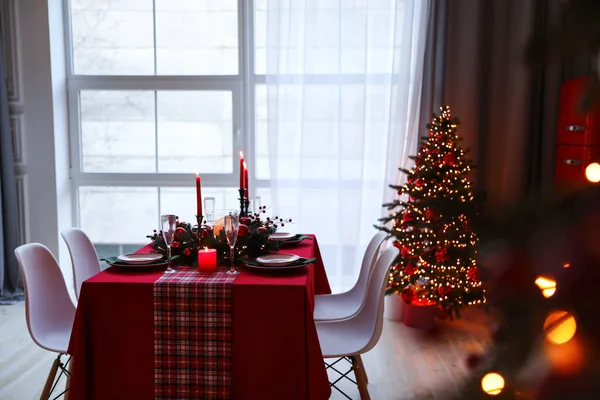 Stijlvol Keukeninterieur Met Feestelijke Tafel Versierde Kerstboom — Stockfoto