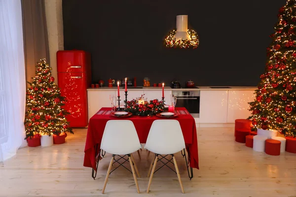 Stijlvol Keukeninterieur Met Feestelijke Tafel Versierde Kerstbomen — Stockfoto