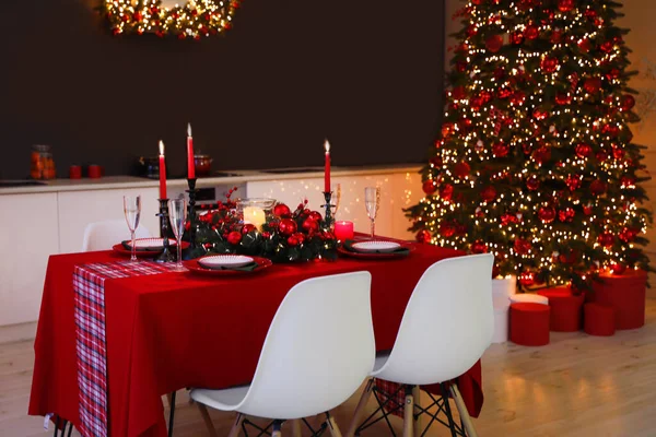 Stijlvol Keukeninterieur Met Feestelijke Tafel Versierde Kerstboom — Stockfoto